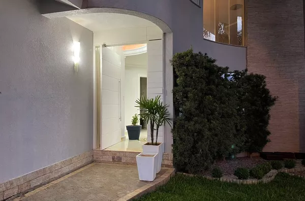 Casa de Alto Padrão à Venda com 300m², Piscina, Área Gourmet e Sustentabilidade – Mobiliada e Decorada