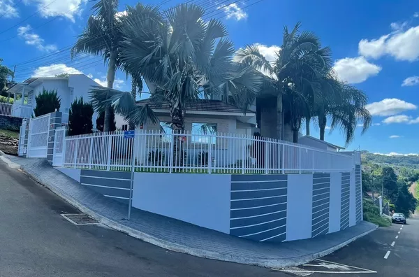 Casa de Alto Padrão à Venda com 300m², Piscina, Área Gourmet e Sustentabilidade – Mobiliada e Decorada
