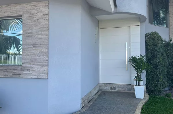 Casa de Alto Padrão à Venda com 300m², Piscina, Área Gourmet e Sustentabilidade – Mobiliada e Decorada