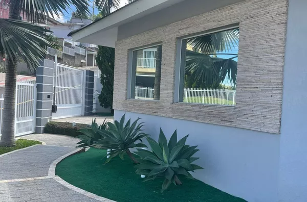 Casa de Alto Padrão à Venda com 300m², Piscina, Área Gourmet e Sustentabilidade – Mobiliada e Decorada