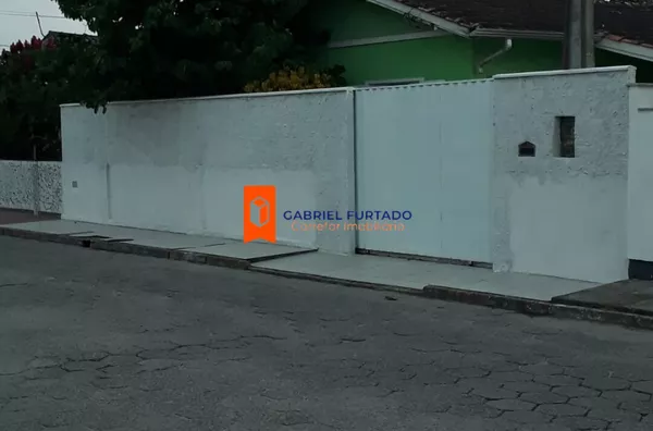 CASA À VENDA NO CENTRO – TIJUCAS/SC