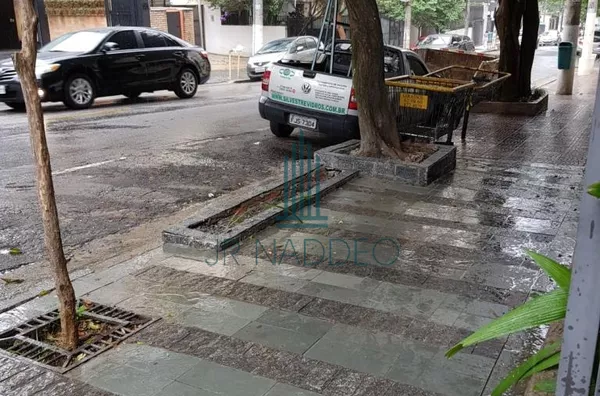 Calçada de frente ao edifício