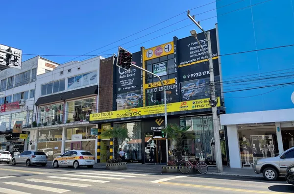 Oportunidade Única: Prédio Comercial na Av. XV de Novembro!  Descrição: - Foto 2