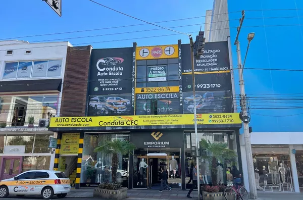 Oportunidade Única: Prédio Comercial na Av. XV de Novembro!  Descrição: - Foto 1