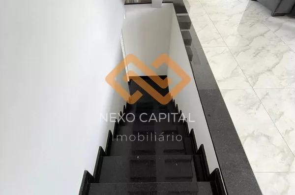 ESCADA DE ACESSO PARA A GARAGEM