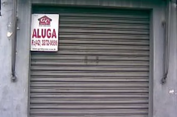 Sala comercial em alvenaria contendo aproximadamente 15,00 m2, 01 porta de aço, 02 ambientes e wc. - Foto 1
