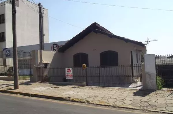 Casa mista, contendo 02 quartos, sala, copa, cozinha, wc, entrada p/ carro, lavanderia com wc e subsolo. - Foto 1