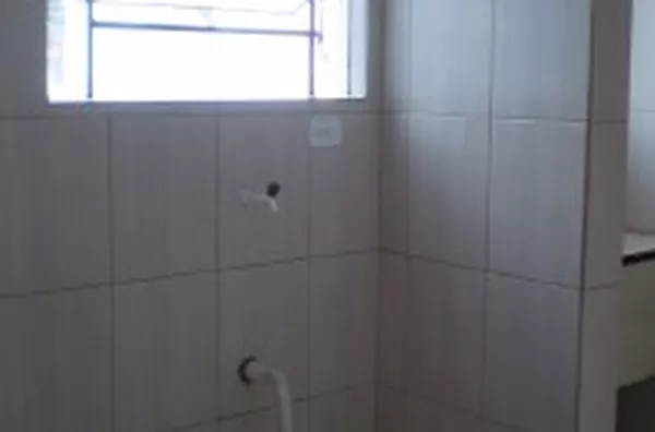 Apartamento em alvenaria contendo 03 quartos, sala, cozinha e banheiro. - Foto 6