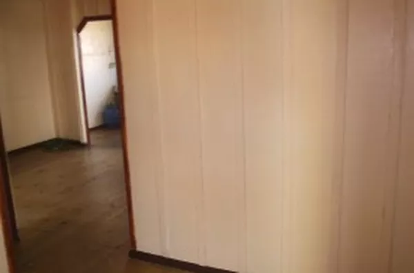 Casa mista, contendo 02 quartos, sala, copa, cozinha, wc, entrada p/ carro, lavanderia com wc e subsolo. - Foto 4