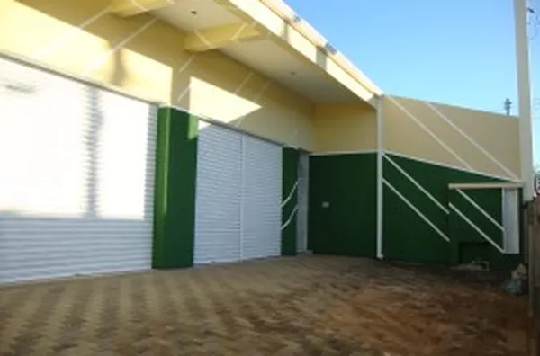 Prédio comercial em alvenaria contendo 02 salões, sendo 01 com 70 m2 e outro com 25 m2; 03 salas para escritório; 01 cozinha; 02 wc's e estacionamento próprio. - Foto 1