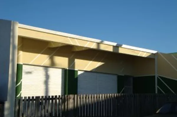 Prédio comercial em alvenaria contendo 02 salões, sendo 01 com 70 m2 e outro com 25 m2; 03 salas para escritório; 01 cozinha; 02 wc's e estacionamento próprio. - Foto 2