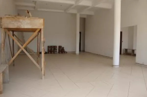 Prédio comercial em alvenaria contendo 02 salões, sendo 01 com 70 m2 e outro com 25 m2; 03 salas para escritório; 01 cozinha; 02 wc's e estacionamento próprio. - Foto 3