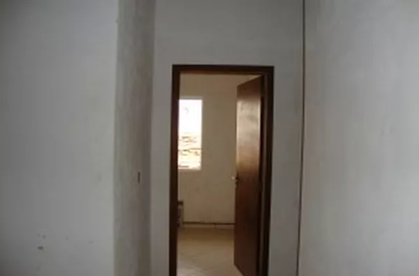 Prédio comercial em alvenaria contendo 02 salões, sendo 01 com 70 m2 e outro com 25 m2; 03 salas para escritório; 01 cozinha; 02 wc's e estacionamento próprio. - Foto 4