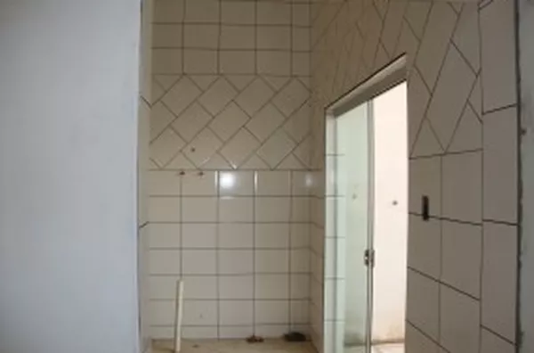 Prédio comercial em alvenaria contendo 02 salões, sendo 01 com 70 m2 e outro com 25 m2; 03 salas para escritório; 01 cozinha; 02 wc's e estacionamento próprio. - Foto 5