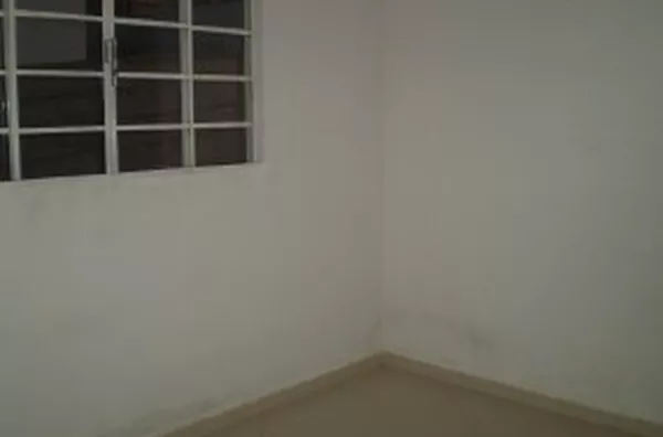 Casa em alvenaria contendo 03 quartos, sala e cozinha conjugadas, wc e entrada para carro. - Foto 5