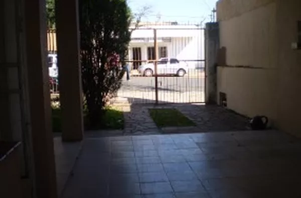 Casa em alvenaria contendo 02 quartos com armários embutidos, 01 suíte com armários embutidos, 01 wc da suíte, wc social, 01 escritório, sala, copa, cozinha com armários, despensa, 01 anexo nos fundos com 01 quarto e garagem - Foto 4