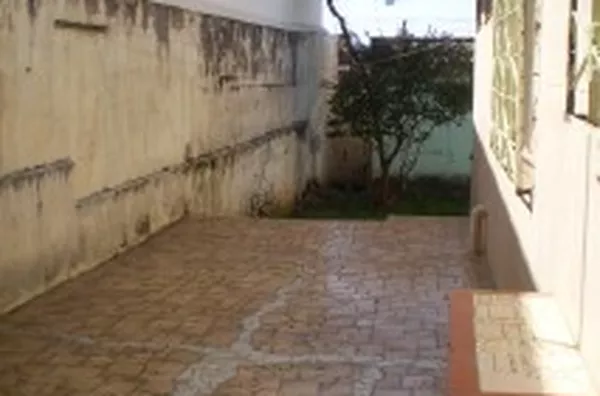 Casa em alvenaria contendo 02 quartos com armários embutidos, 01 suíte com armários embutidos, 01 wc da suíte, wc social, 01 escritório, sala, copa, cozinha com armários, despensa, 01 anexo nos fundos com 01 quarto e garagem - Foto 5