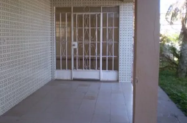 Casa em alvenaria contendo 02 quartos com armários embutidos, 01 suíte com armários embutidos, 01 wc da suíte, wc social, 01 escritório, sala, copa, cozinha com armários, despensa, 01 anexo nos fundos com 01 quarto e garagem - Foto 6