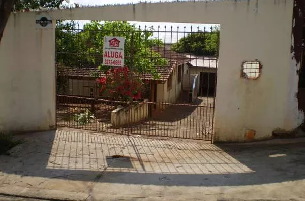 Casa em alvenaria, contendo 03 quartos,  sala, cozinha, 02 wcs, área de serviço com 01 quarto de despejo, garagem p/ 03 carros. - Foto 1