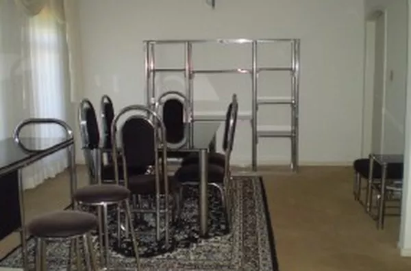 Casa em alvenaria c/  300,00 m2  área construída, contendo 04 quartos, sendo 01 suíte, 02 wc's sociais, 04 salas, copa, cozinha,  lavanderia,  varandas, edícula c/ churrasqueira, 02 quartos, lavanderia, despensa; semi-mobiliada. - Foto 5
