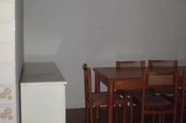 Casa em alvenaria c/  300,00 m2  área construída, contendo 04 quartos, sendo 01 suíte, 02 wc's sociais, 04 salas, copa, cozinha,  lavanderia,  varandas, edícula c/ churrasqueira, 02 quartos, lavanderia, despensa; semi-mobiliada. - Foto 6