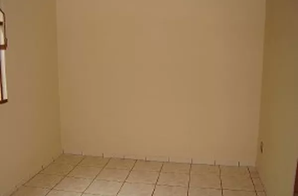 Casa em alvenaria, contendo 03 quartos,  sala, cozinha, 02 wcs, área de serviço com 01 quarto de despejo, garagem p/ 03 carros. - Foto 4