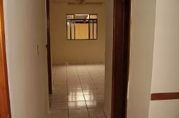 Casa em alvenaria, contendo 03 quartos,  sala, cozinha, 02 wcs, área de serviço com 01 quarto de despejo, garagem p/ 03 carros. - Foto 5