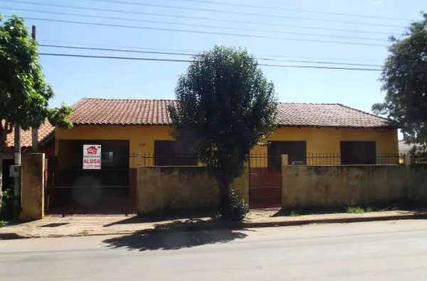 Casa em alvenaria, contendo 02 quartos, 01 suíte, wc social, wc da suíte, sala, cozinha, lavanderia, quarto externo com 01 wc, churrasqueira e garagem. - Foto 1