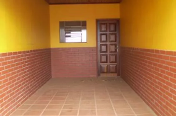 Casa em alvenaria, contendo 02 quartos, 01 suíte, wc social, wc da suíte, sala, cozinha, lavanderia, quarto externo com 01 wc, churrasqueira e garagem. - Foto 3