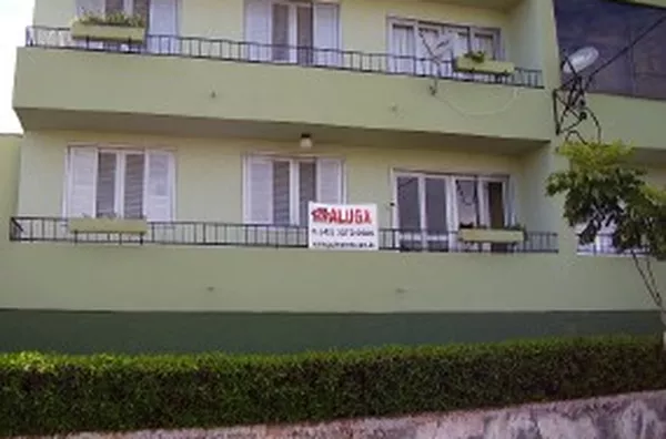 Apartamento em alvenaria, contendo 03 quartos, sala p/ 02 ambientes, cozinha, wc social, área de serviço c/ lavanderia, wc, quarto de despejo, sacada de frente p/ rua e vaga de garagem para 01 carro. - Foto 1