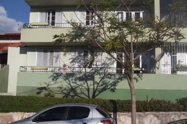Apartamento em alvenaria, contendo 03 quartos, sala p/ 02 ambientes, cozinha, wc social, área de serviço c/ lavanderia, wc, quarto de despejo, sacada de frente p/ rua e vaga de garagem para 01 carro. - Foto 2