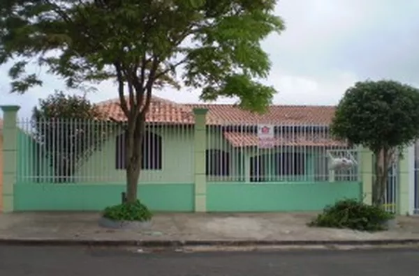 Casa em alvenaria, contendo: 02 quartos, 01 suíte, wc social, sala, copa, cozinha, lavanderia, quarto de despejo no subsolo, edícula c/ churrasqueira e wc, canil. - Foto 1