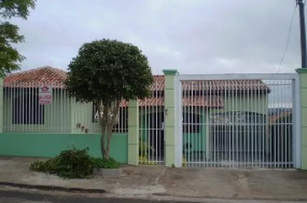 Casa em alvenaria, contendo: 02 quartos, 01 suíte, wc social, sala, copa, cozinha, lavanderia, quarto de despejo no subsolo, edícula c/ churrasqueira e wc, canil. - Foto 2