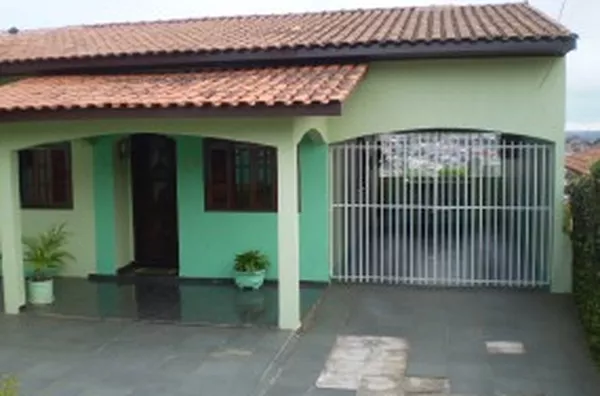 Casa em alvenaria, contendo: 02 quartos, 01 suíte, wc social, sala, copa, cozinha, lavanderia, quarto de despejo no subsolo, edícula c/ churrasqueira e wc, canil. - Foto 4