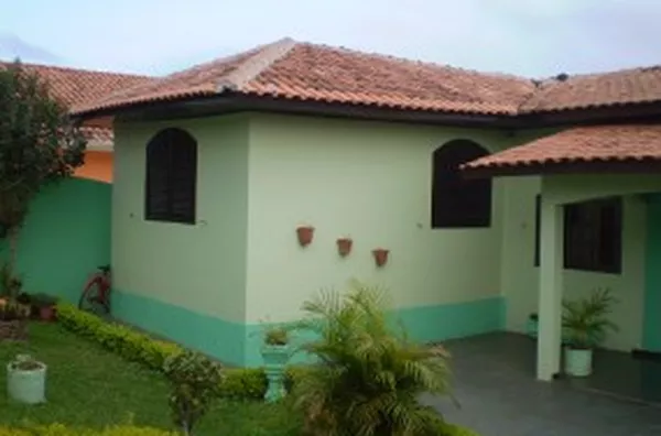 Casa em alvenaria, contendo: 02 quartos, 01 suíte, wc social, sala, copa, cozinha, lavanderia, quarto de despejo no subsolo, edícula c/ churrasqueira e wc, canil. - Foto 5