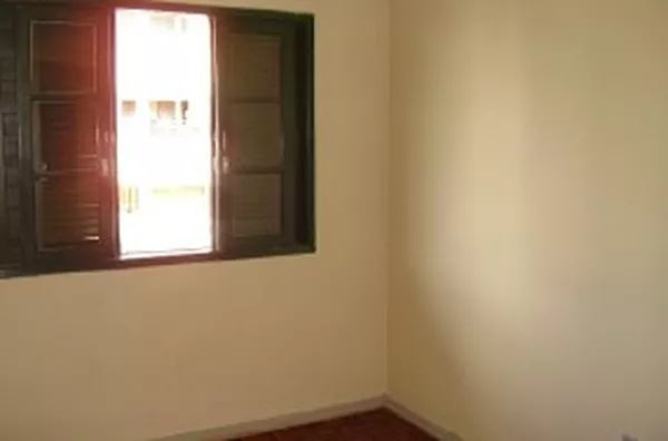 Apartamento em alvenaria, contendo 03 quartos, sala p/ 02 ambientes, cozinha, wc social, área de serviço c/ lavanderia, wc, quarto de despejo, sacada de frente p/ rua e vaga de garagem para 01 carro. - Foto 3