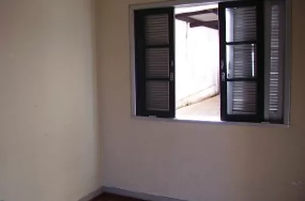 Apartamento em alvenaria, contendo 03 quartos, sala p/ 02 ambientes, cozinha, wc social, área de serviço c/ lavanderia, wc, quarto de despejo, sacada de frente p/ rua e vaga de garagem para 01 carro. - Foto 4