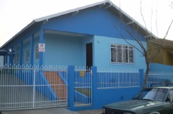 Casa em alvenaria contendo 02 quartos, 01 suíte, sala, copa, wc social, cozinha com armários, peças amplas, acabamento de primeira, alarme, instalação pronta para portão eletrônico, garagem fechada para 02 carros, dependência completa de empregada, área d - Foto 1