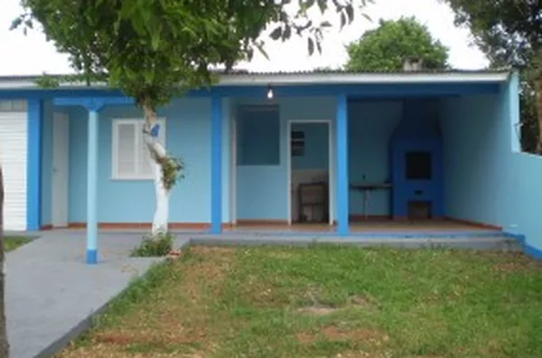 Casa em alvenaria contendo 02 quartos, 01 suíte, sala, copa, wc social, cozinha com armários, peças amplas, acabamento de primeira, alarme, instalação pronta para portão eletrônico, garagem fechada para 02 carros, dependência completa de empregada, área d - Foto 4