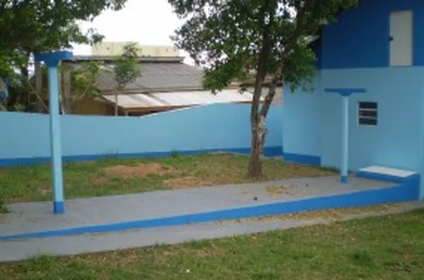 Casa em alvenaria contendo 02 quartos, 01 suíte, sala, copa, wc social, cozinha com armários, peças amplas, acabamento de primeira, alarme, instalação pronta para portão eletrônico, garagem fechada para 02 carros, dependência completa de empregada, área d - Foto 6