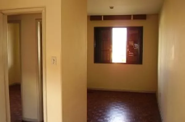 Apartamento em alvenaria, contendo 03 quartos, sala p/ 02 ambientes, cozinha, wc social, área de serviço c/ lavanderia, wc, quarto de despejo, sacada de frente p/ rua e vaga de garagem para 01 carro. - Foto 5