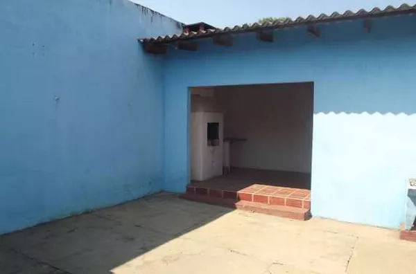 Casa em alvenaria contendo 03 quartos, sala, cozinha, copa, wc, garagem, edícula com área de serviço. - Foto 3