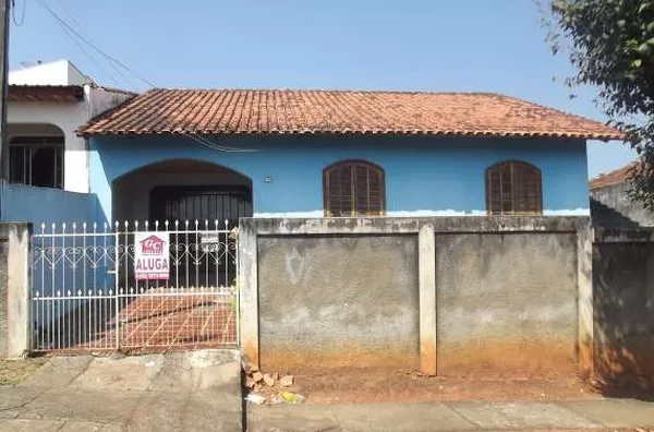 Casa em alvenaria contendo 03 quartos, sala, cozinha, copa, wc, garagem, edícula com área de serviço. - Foto 1