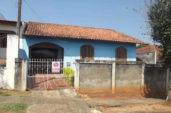 Casa em alvenaria contendo 03 quartos, sala, cozinha, copa, wc, garagem, edícula com área de serviço. - Foto 2