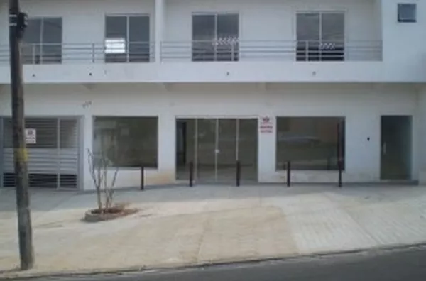 Sala comercial em alvenaria, medindo aproximadamente 43,00 m², contendo 01 wc interno. - Foto 1