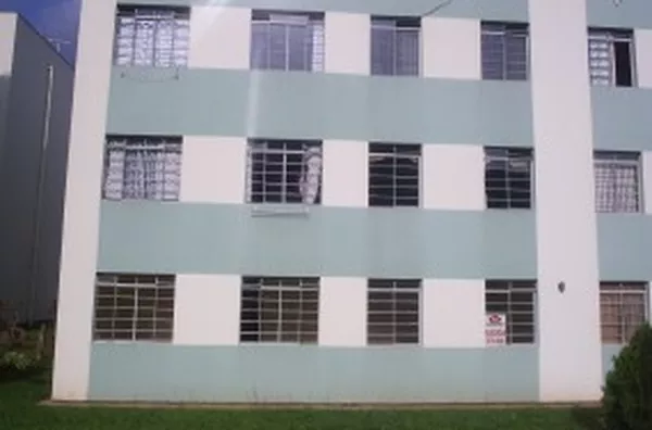 Apartamento em alvenaria, contendo 03 quartos, sala, cozinha c/ azulejo até o teto, wc c/ box em acrilico. (piso em cerâmica). - Foto 1