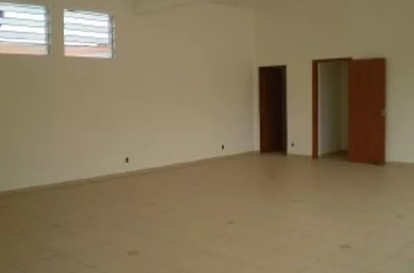 Sala comercial em alvenaria medindo 70 m2, contendo 01 wc interno, cozinha e despensa; mais 01 sala comercial em alvenaria, medindo aproximadamente 43,00 m², contendo 01 wc interno. - Foto 3