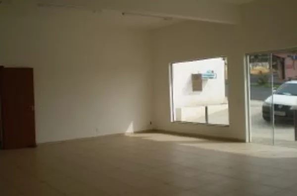 Sala comercial em alvenaria medindo 70 m2, contendo 01 wc interno, cozinha e despensa; mais 01 sala comercial em alvenaria, medindo aproximadamente 43,00 m², contendo 01 wc interno. - Foto 5