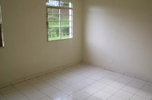 Apartamento em alvenaria, contendo 03 quartos, sala, cozinha c/ azulejo até o teto, wc c/ box em acrilico. (piso em cerâmica). - Foto 2