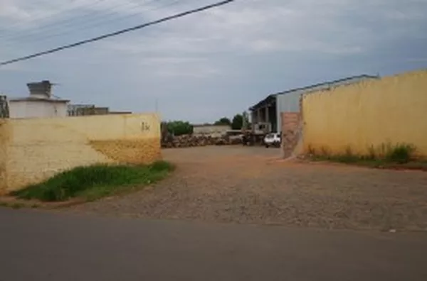 Barracão comercial medindo 645 m², contendo área fechada de 80 m², com 02 pisos.  Piso superior com cozinha, churrasqueira, banheiro e 01 sala; piso inferior com almoxarifado, banheiro e escritório. Escritório com 170 m² contendo 03 salas grandes, 02 sala